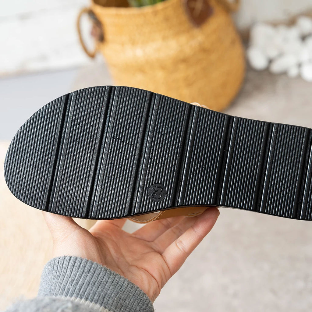 Platte Slippers met Gouden Ketting