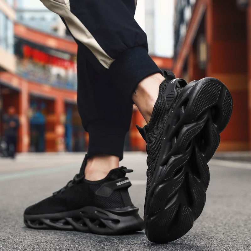 Zwarte ademende mesh hardloop sneakers met vetersluiting en een dikke, sportieve zool.