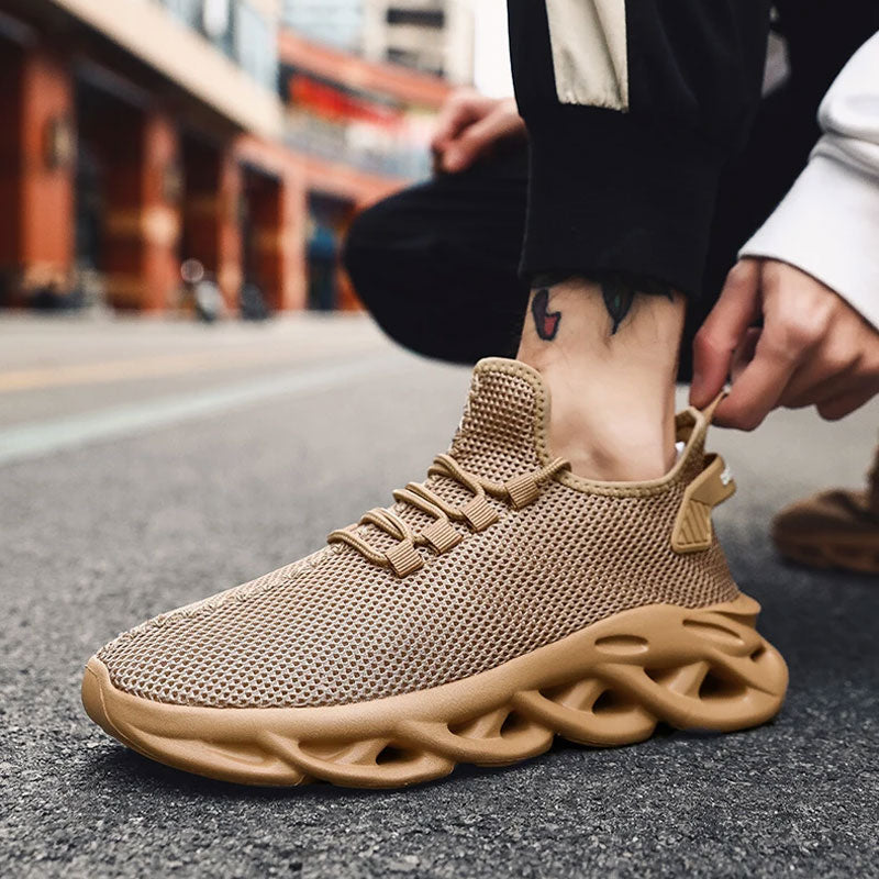 Bruine ademende mesh hardloopsneaker met veters en een sportieve, dempende zool.