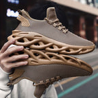 Bruine ademende mesh hardloopsneakers met vetersluiting en een comfortabele, dempende zool.
