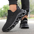 Zwarte ademende mesh hardloopsneakers met vetersluiting en een sportieve, lichtgewicht rubberen zool.
