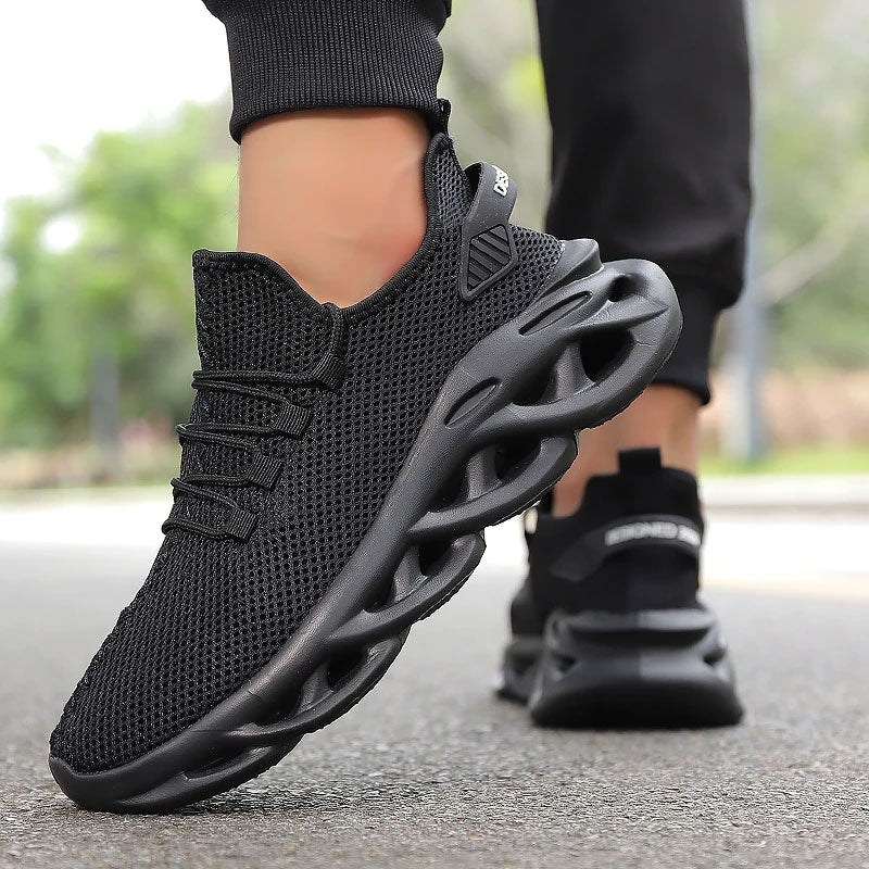 Zwarte ademende mesh hardloopsneakers met vetersluiting en een sportieve, lichtgewicht rubberen zool.