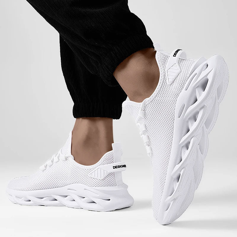 Witte ademende mesh hardloopsneakers met vetersluiting en een sportieve, dempende zool.