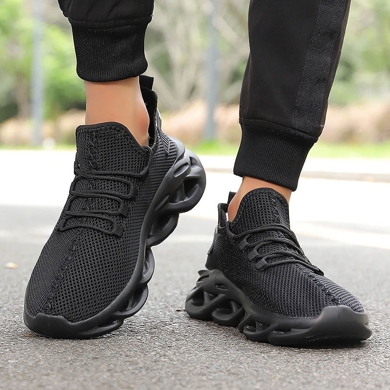 Zwarte ademende mesh hardloopsneakers met vetersluiting en sportieve, dempende zool.