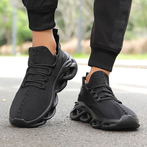 Zwarte ademende mesh hardloopsneakers met vetersluiting en sportieve, dempende zool.