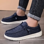 Donkerblauwe ademende casual instap loafers met witte spikkelzool, gedragen met opgerolde jeans.