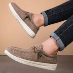 Bruine ademende casual instap wandelschoenen met witte zool en veters.