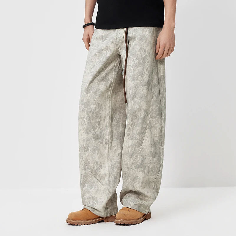 Loose fit camouflage denim jeans met 3D cut stijl en bruine rits, gedragen met bruine schoenen.