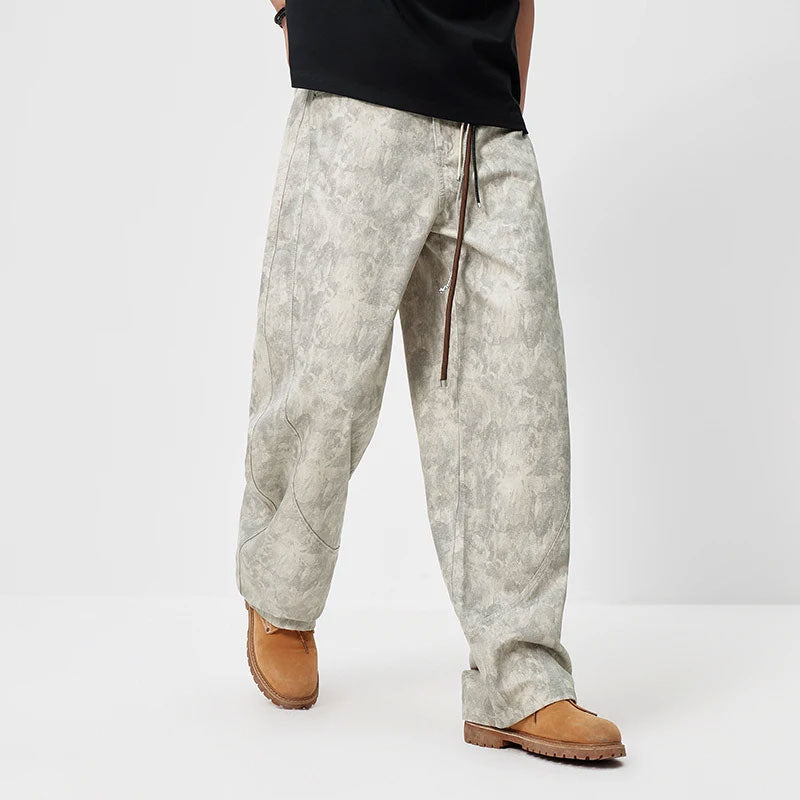 Loose-fit camouflage jeans van denim katoenmix met 3D cut stijl, knoop- en ritssluiting, en trekkoord.