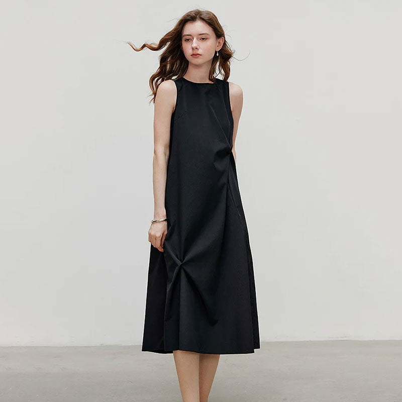 Model draagt een elegante zwarte mouwloze midi-jurk van polyestermix met ronde hals en getailleerde pasvorm.