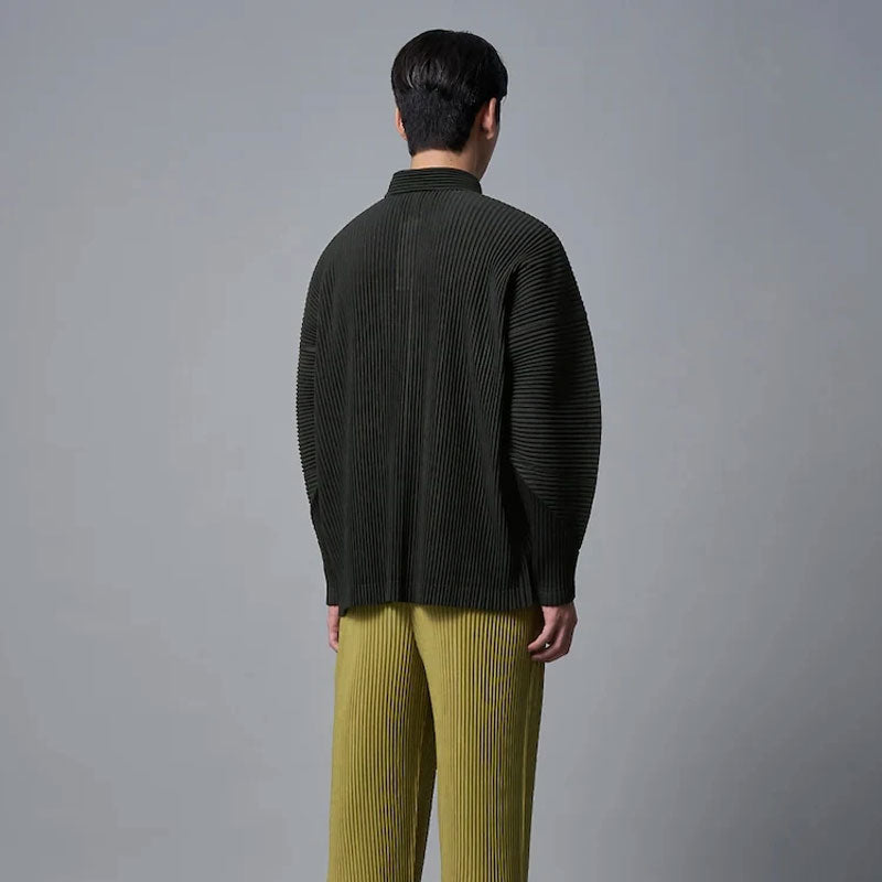 Donkergroen geplooid poloshirt met lange mouwen en kraag, gedragen met olijfgroene plooibroek.