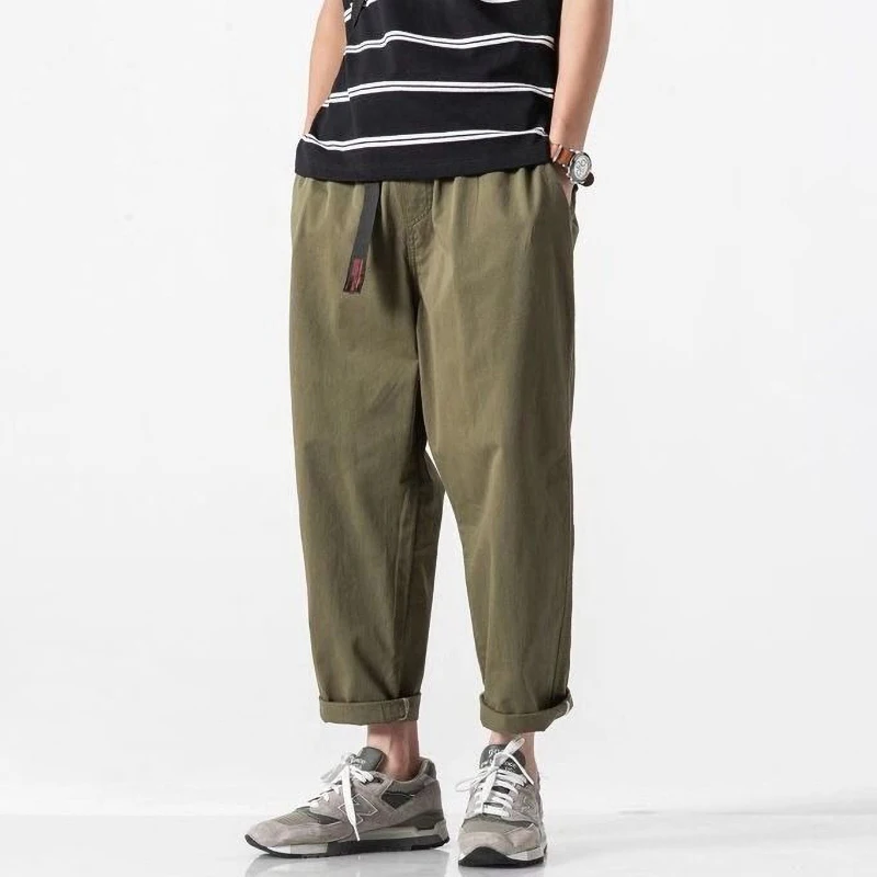 Olijfgroene katoenen wide leg cargo broek met elastische taille, riem en opgerolde enkels.