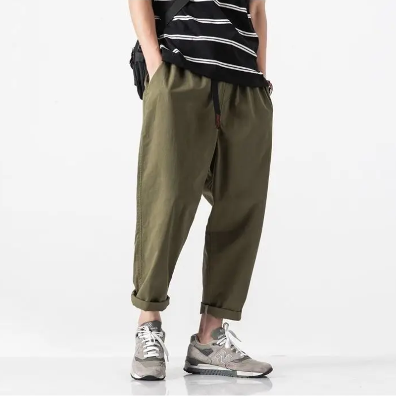 Olijfgroene katoenen wide leg cargo broek met elastische taille en opgerolde enkels.