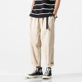 Beige katoenen wide leg cargo broek met elastische taille, riem en opgerolde enkels.