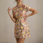 Elegante mini-jurk met korte mouwen, ronde hals en kleurrijk bloemenpailletten-patchwork.