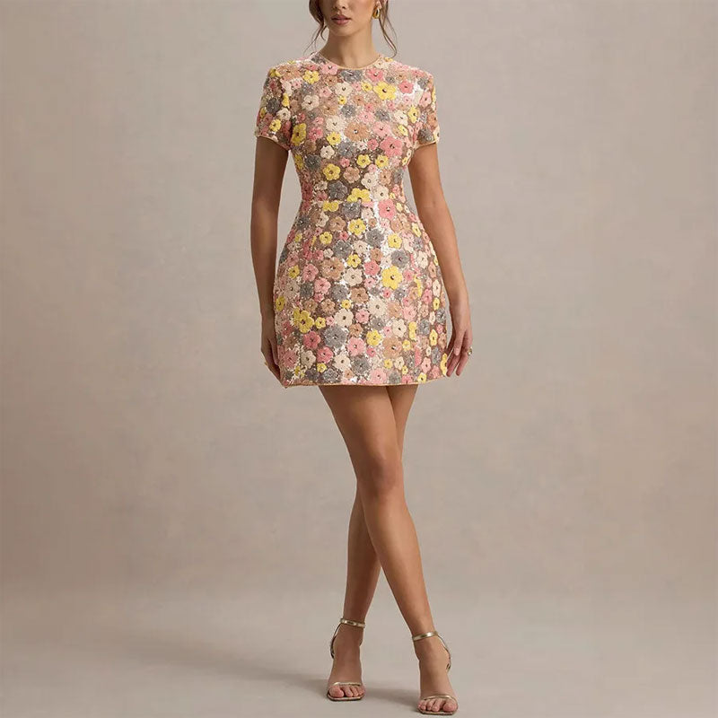 Elegante mini-jurk met korte mouwen, ronde hals en kleurrijk bloemenpailletten-patchwork.