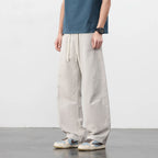 Lichte katoenen workwear broek met losse pasvorm, trekkoord en knoopsluiting.