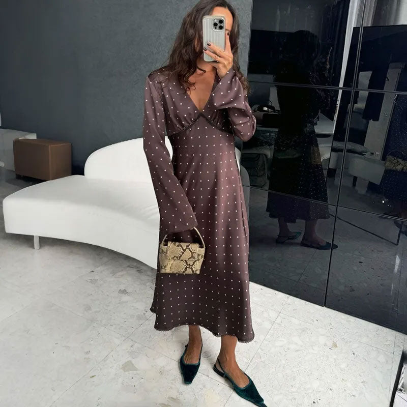 Elegante satijnen maxi jurk met lange mouwen, bruine stippenprint en V-hals.