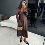 Elegante satijnen maxi jurk met lange mouwen, bruine stippenprint en V-hals.