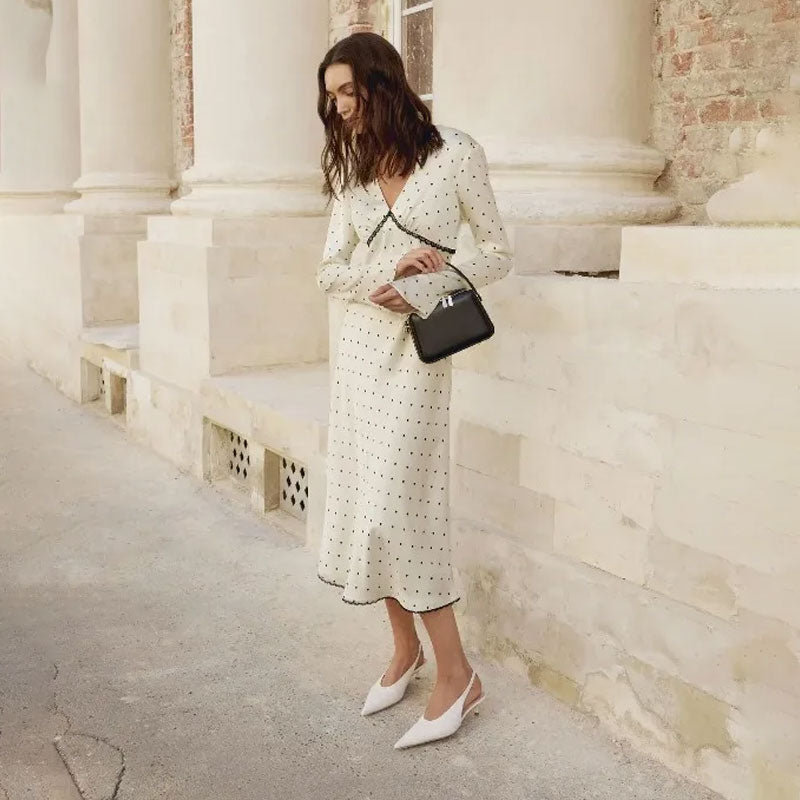 Elegante satijnen maxi jurk met vintage stippenprint, lange mouwen en kanten patchwork.
