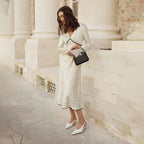 Elegante satijnen maxi jurk met vintage stippenprint, lange mouwen en kanten patchwork.