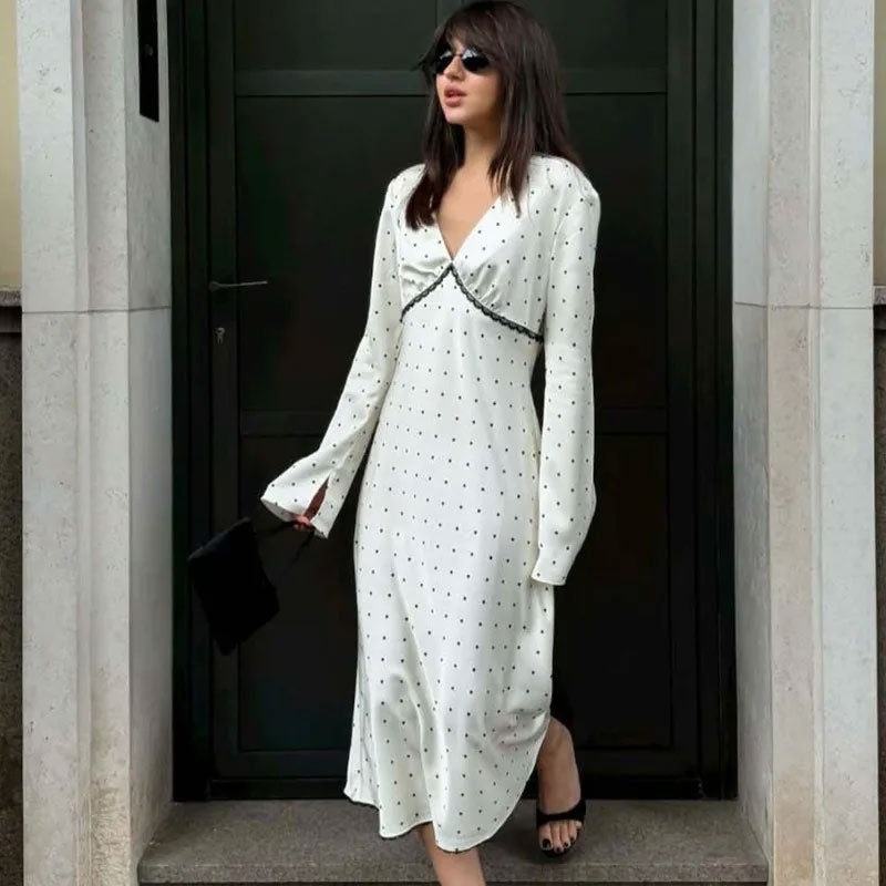 Elegante witte satijnen maxi jurk met zwarte stippenprint, V-hals en kanten patchwork.