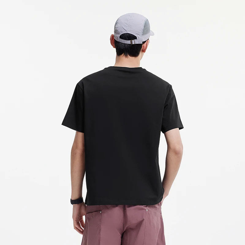 Zwart sneldrogend sport T-shirt met korte mouwen en normale pasvorm, van achteren gezien.