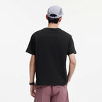 Zwart sneldrogend sport T-shirt met korte mouwen en normale pasvorm, van achteren gezien.