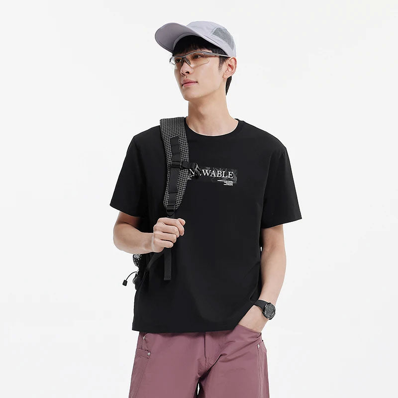 Man draagt een zwart sneldrogend sport T-shirt met witte print, grijze pet en roze shorts.