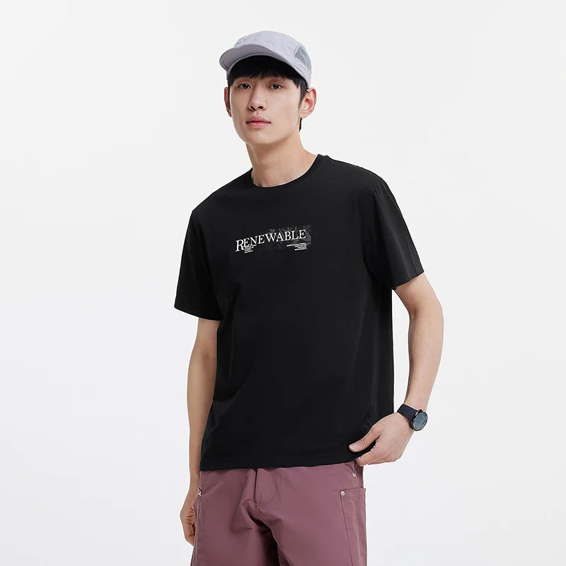 Man draagt een zwart sneldrogend sport T-shirt met "RENEWABLE" print en een grijze pet.