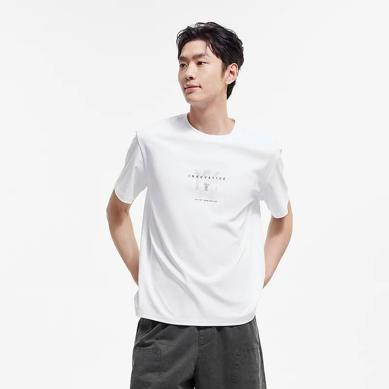 Wit T-shirt met korte mouwen en subtiele "INNOVATIVE" gradient letterprint, gedragen door een man.